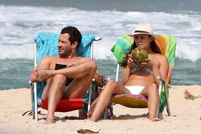 Malvino Salvador e Sophie Charlotte curtem dia de praia