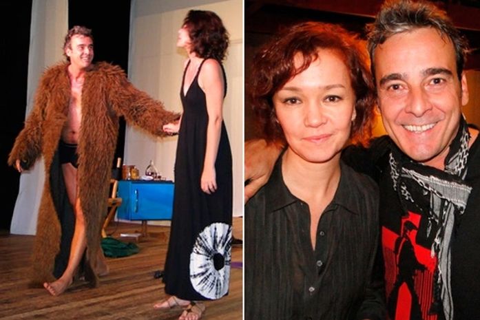 Alexandres Borges de cueca e casaco de pele em peça