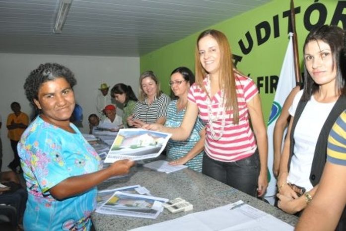Prefeitura beneficia famílias com sorteio de 210 casas
