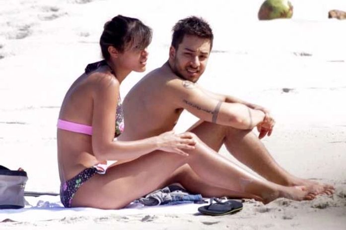 Junior Lima curte praia com nova namorada e segurança