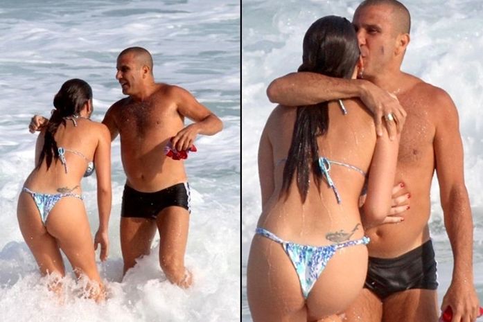 Na praia, Eri Johnson dá chega mais em morena e troca de sunga no mar