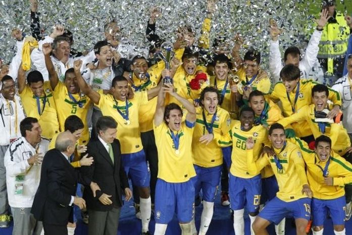 Meninos do Brasil comemoram.