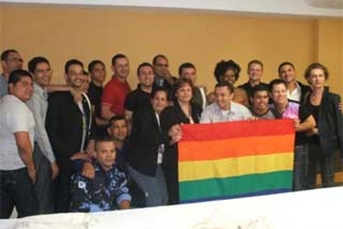 Policiais gays e lésbicas formam rede para lutar contra homofobia