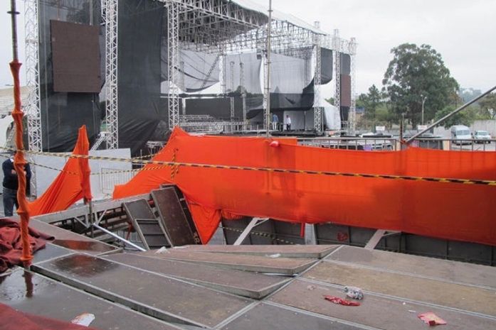 Perícia diz que sobrecarga provocou desabamento de camarote em SP