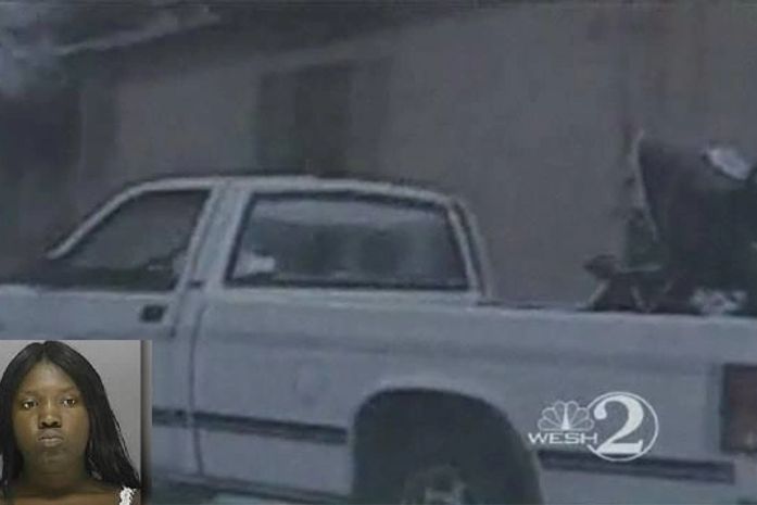 Babá é presa após levar carrinho de bebê na carroceria de caminhonete