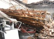 Telhado de oficina mecânica cai por cima de carros em Arapiraca
