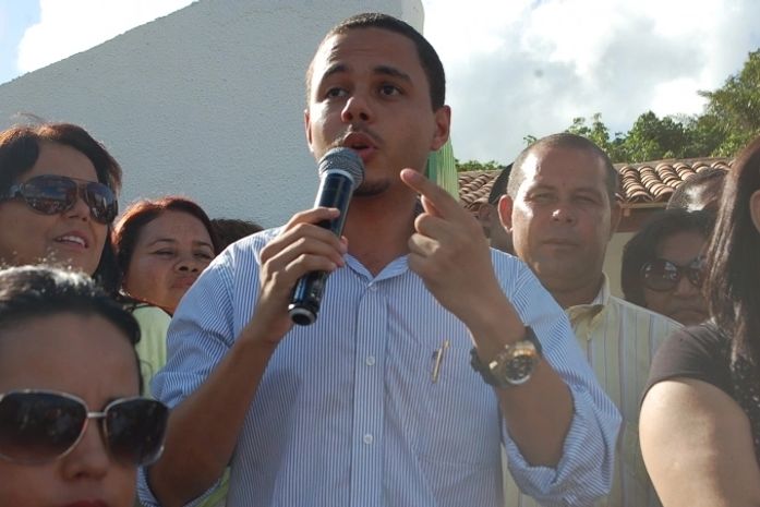 Vereador arranca microfone e sessão que poderia afastá-lo não é realizada