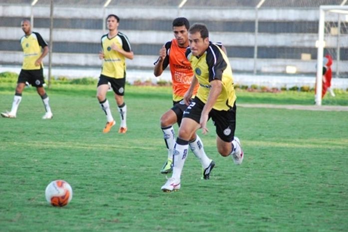 Léo Dias em atividade pelo ASA.