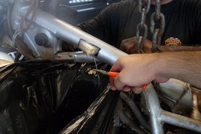 Operação da PF e PRF prende casal que transportava pasta de cocaína em moto