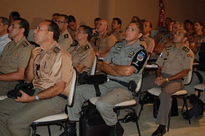 Emenda permite que ALE e TJ determine número de militares em seus gabinetes