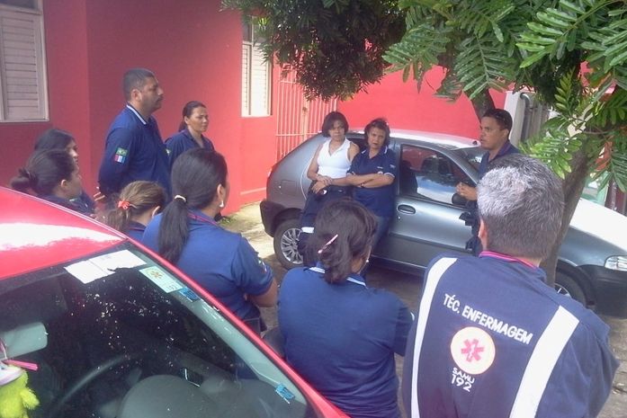 Funcionários do SAMU cruzam os braços.