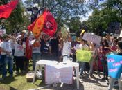 Servidores da Ufal protestam por melhores salários 