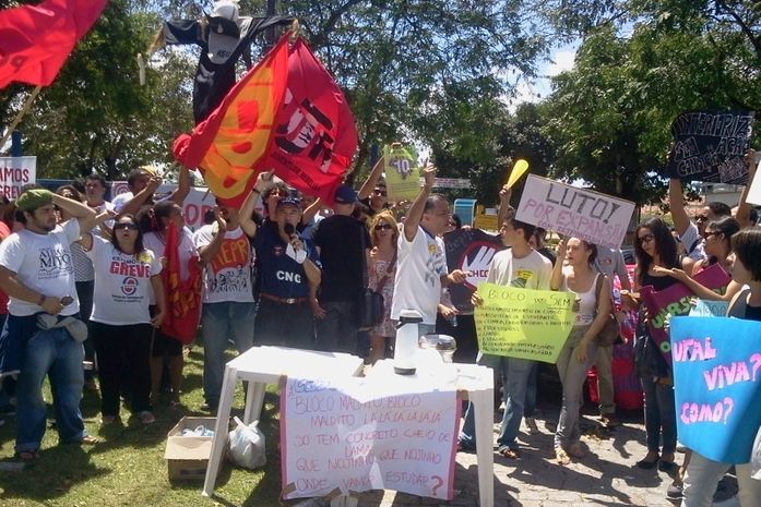 Servidores da Ufal protestam por melhores salários