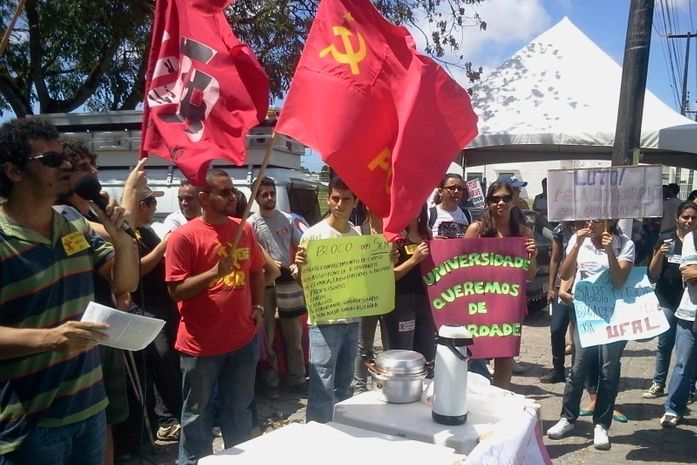 Servidores da Ufal protestam por melhores salários