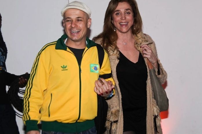 Marisa Orth vai a festival de música latina ao lado do namorado