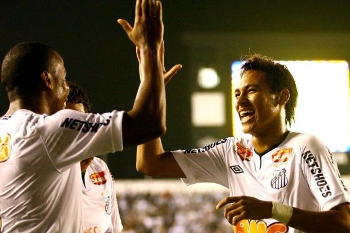 Borges e Neymar comemoram.