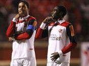 Ronaldinho comemora com Negueba.