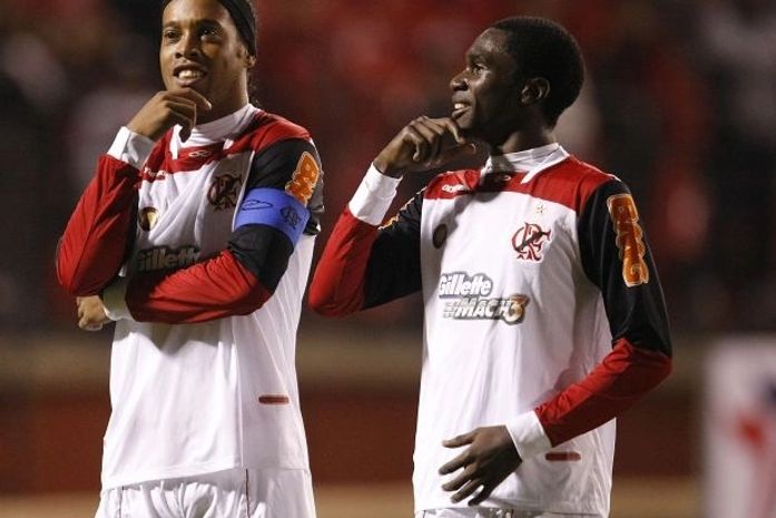 Ronaldinho comemora com Negueba.