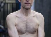 Escocês que se recusa a usar roupas é preso após 1 min livre