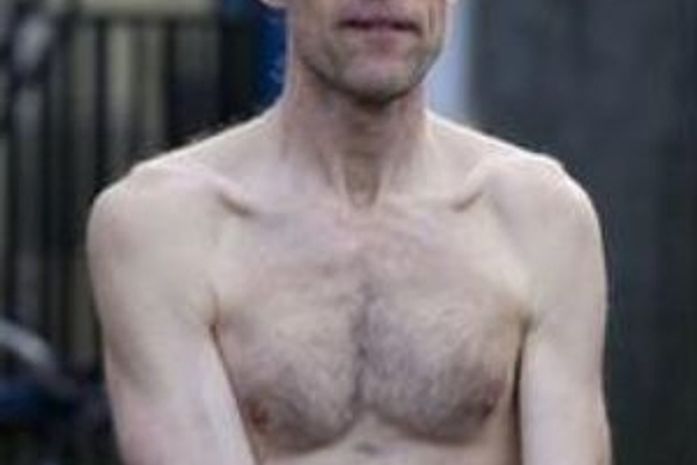 Escocês que se recusa a usar roupas é preso após 1 min livre