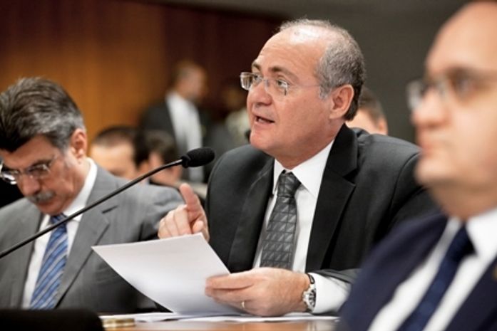 Renan comemora lançamento do Programa Nacional de Microcrédito