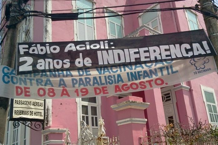 Faixas foram espalhadas pela cidade pela família de Fábio Acioli