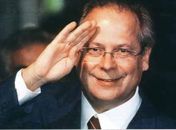 Condenado no mensalão, José Dirceu entrega passaporte