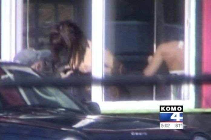 Garçonete é acusada de deixar cliente apalpar seios em cafeteria