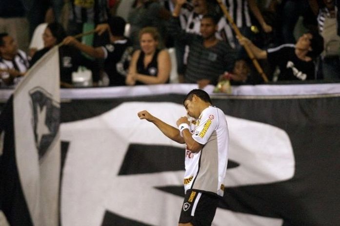 Elkeson comemora o gol do Botafogo.
