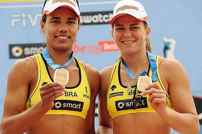 Perto do hexa, Ju e Larissa exaltam vitória em Haia