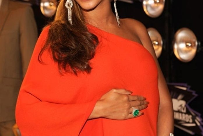 Beyoncé exibe barriguinha