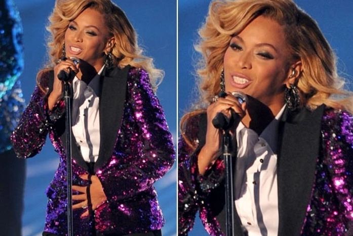 Cegonha: Beyoncé acaricia barriga durante show em premiação