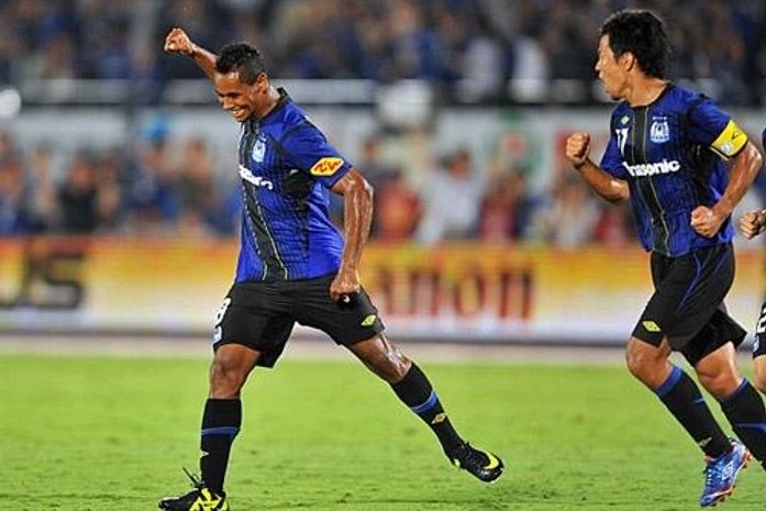 Com dois passes de Afonso, Gamba Osaka goleia fora e assume liderança