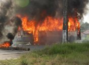 Ônibus é incendiado por moradores de povoado após acidente