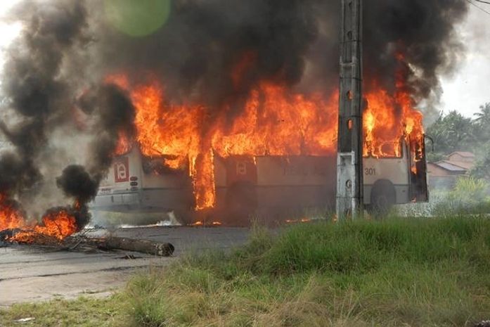Ônibus é incendiado por moradores de povoado após acidente