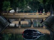 Motorista perde controle e carro cai em canal no Rio de Janeiro