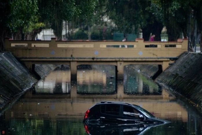 Motorista perde controle e carro cai em canal no Rio de Janeiro
