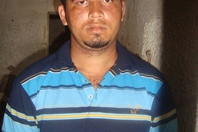 Taxistas interditam avenida e tentam invadir delegacia para linchar assassino de amigo