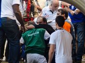 Ricardo Gomes sendo retirado de campo.