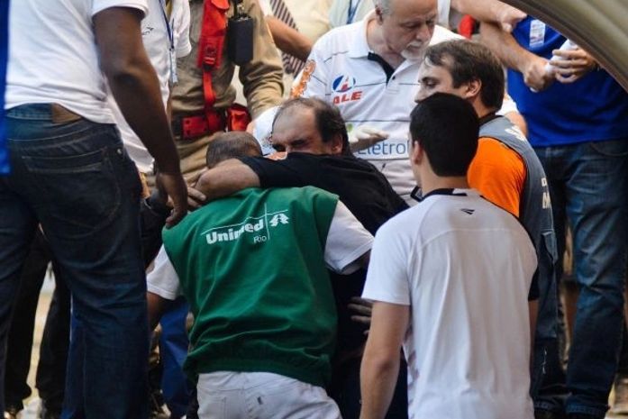 Ricardo Gomes sendo retirado de campo.