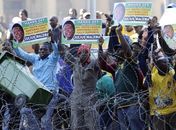 Movimento juvenil enfrenta a polícia na África do Sul