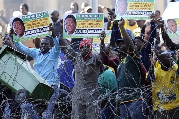 Movimento juvenil enfrenta a polícia na África do Sul
