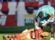 Alex Silva sente contusão no clássico contra o Vasco.