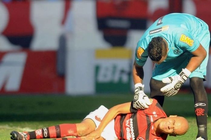 Alex Silva sente contusão no clássico contra o Vasco.