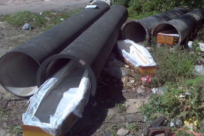 Caixões aparecem às margens da BR-101, em Vitória