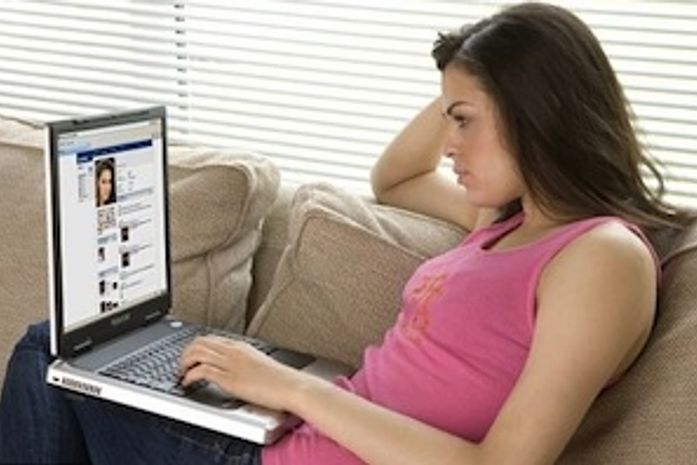 Redes sociais viciam adolescentes em bebidas e drogas, garante pesquisa