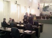 Deputados se cumprimentam durante sessão