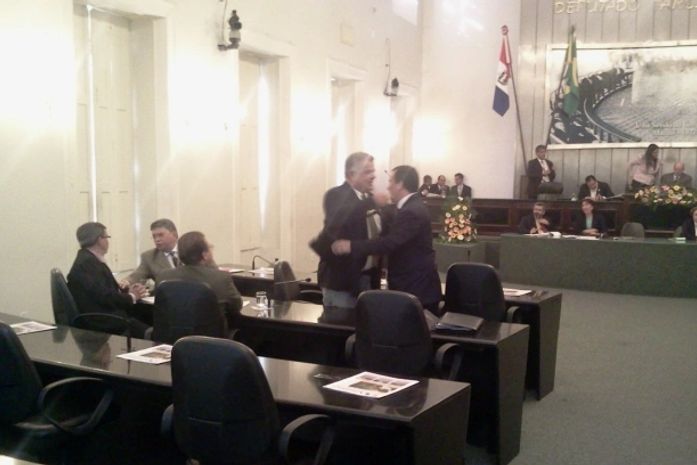 Deputados se cumprimentam durante sessão