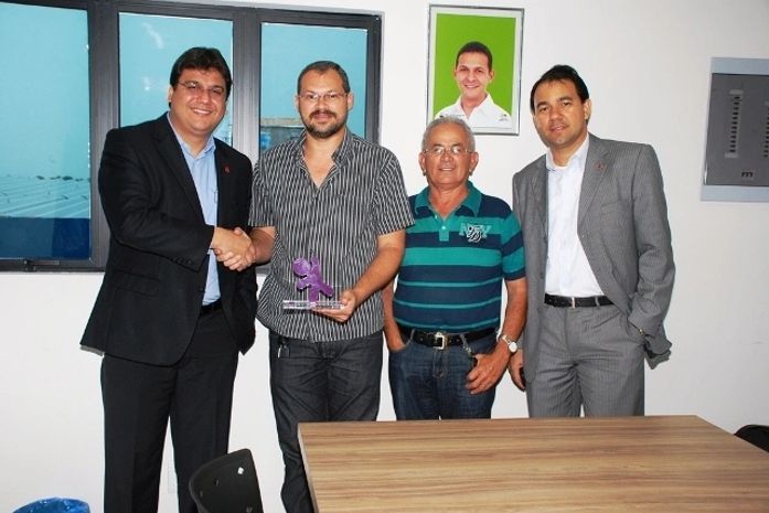 Ícaro Silva, secretário Dário Roberto, vice-prefeito Ademir Silva e Geison Costa, da Vivo