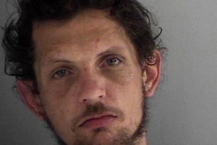 Edwin Charles Tobergta é preso após ser flagrado fazendo 'sexo' com bote inflável